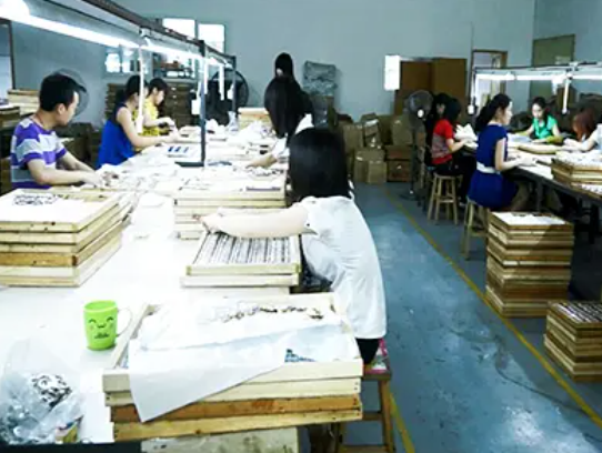 alt：Factory of souvenir decorative manufacturer with modern production equipment, skilled workers, and strict quality control to ensure reliable and high-standard products